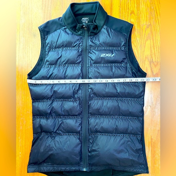 2XU zippered  Insulated Vest for jogging, gym - Picture 4 of 4